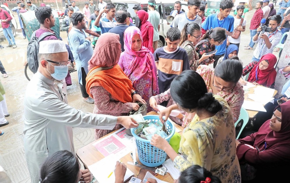 ত্রাণ পৌঁছে দিতে টিএসসিতে মানুষের ঢল,নগদ টাকা সংগ্রহের সংখ্যা কোটি ছাড়াল