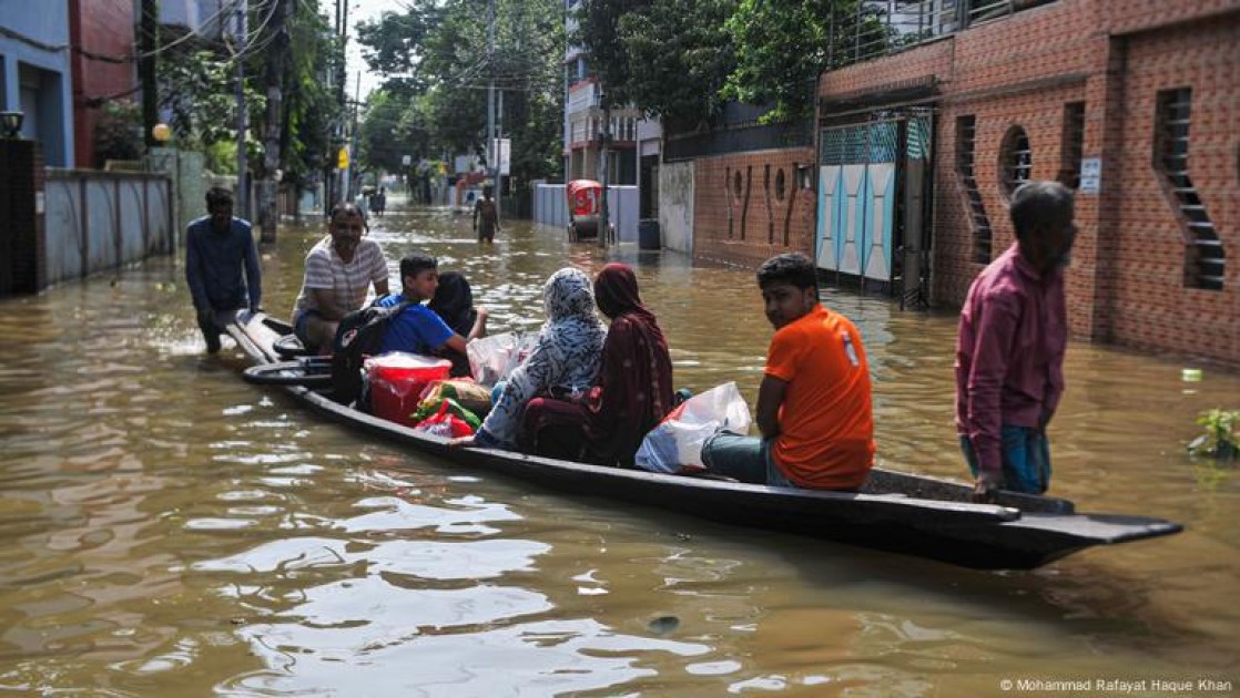 বন্যায় পানিবন্দি অঞ্চলগুলোর পরিবারে খাদ্য ও বিশুদ্ধ পানির তীব্র সংকট