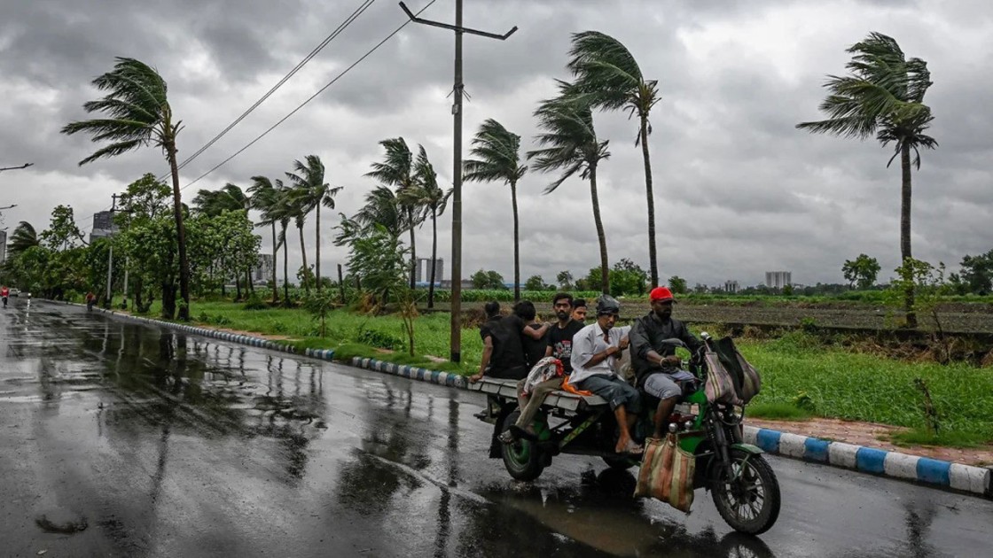 ৩ নম্বর সতর্ক সংকেতঃ আজও থাকবে বৃষ্টি,কমতে পারে কাল থেকে